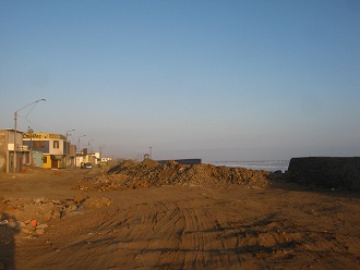 La avenida Col�n con un mont�n
                                    de piedras
