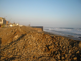 La avenida Col�n con un mont�n
                                    de piedras, primer plano