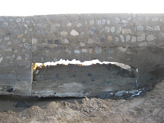Hueco en el muro, primer plano
                                    02
