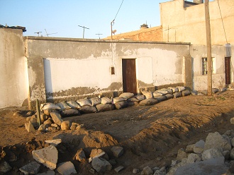 Casa con sacos de arena 01