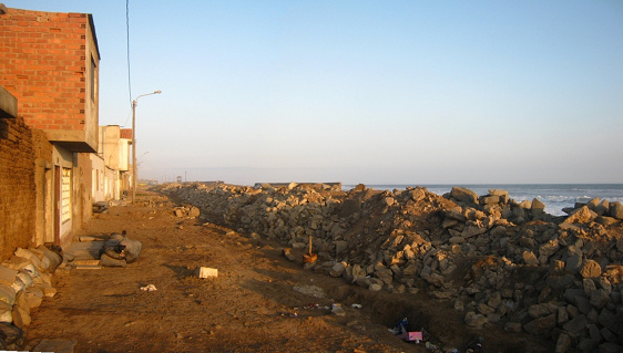 Hilera de casas en la "avenida
                          Col�n" en el malec�n de la urbanizaci�n
                          de Buenos Aires en Trujillo - con un mont�n de
                          piedras, foto panor�mica