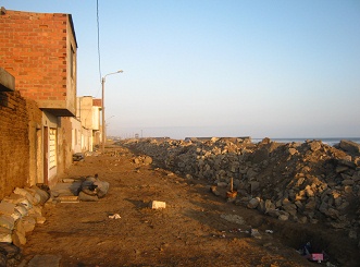 Hilera de casas en la
                                      "avenida Col�n" en el
                                      malec�n de la urbanizaci�n de
                                      Buenos Aires en Trujillo - con un
                                      mont�n de piedras, vista 01