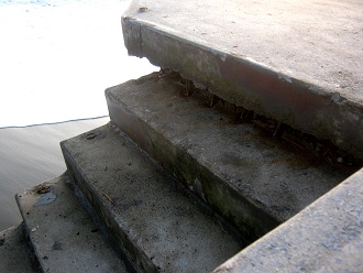 Malec�n, una escalera inclinada, primer
                          plano