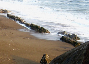 Malec�n con hueco grande,
                                    primer plano con elementos en el
                                    mar