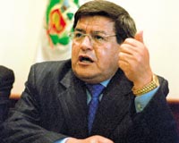 Alcalde Cesar Acu�a Peralta, Trujillo 2010
                        [1], �no ha visto ese malec�n roto y no hace
                        nada?
