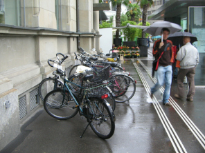 Mein Velo 03: Der Abschied an der
                        Bushaltestelle am Hauptbahnhof Winterthur