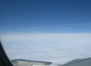 Schichtwolken, und ein UFO wirft seinen Schatten auf
            die Wolkendecke