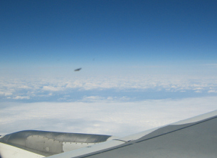 Wolkendecke, und Wolken dahinter (mit
                        UFO?)