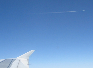 Tiefblauer Himmel und ein Nachbarflugzeug