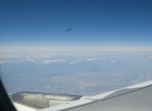 Freies Feld mit Dunstband (mit UFO?)