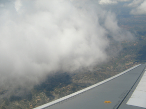 Flug neben Kumuluswolken auf gleicher H�he