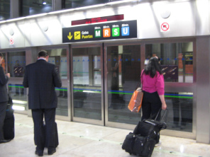 Flughafen Madrid, automatische S-Bahn-T�r
                        01