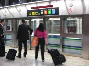 Flughafen Madrid, automatische S-Bahn-T�r
                        02, die S-Bahn ist da