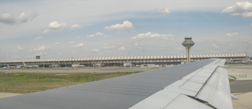 Abflug vom Flughafen von Madrid,
                                  Sicht auf das Gate und den Funkturm