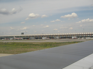 Abflug, Sicht auf das Gate des
                                  Madrider Flughafens