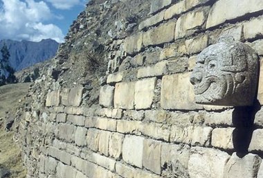 Cultura Chav�n,
                          testa en piedra