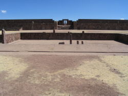 Cultura Tiawanako,
                          templo, vista interior con portal