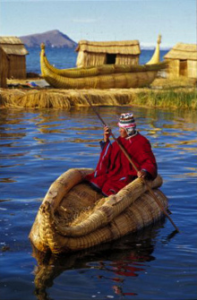 Barcos de ca�a en las islas Uros
                                  en el lago Titicaca