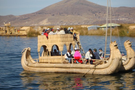Barco de balsa de ca�a en el lago
                                  Titicaca