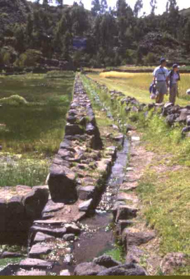 Canal en Raqchi
                          119 km en el sur de Cusco