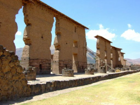 Restos del templo de Wiracocha
                            (Viracocha, Huiracocha, Wiraqucha) en el
                            sitio de excavaci�n de "Raqchi" en
                            la regi�n de Cusco, 119 km. en el sur de
                            Cusco entre Cusco y Puno.