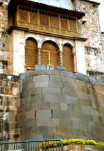 Koricancha (Qoricancha,
                                    Coricancha), templo del sol, primer
                                    plano del muro del templo con la
                                    iglesia del monasterio Santo Domingo
                                    encima