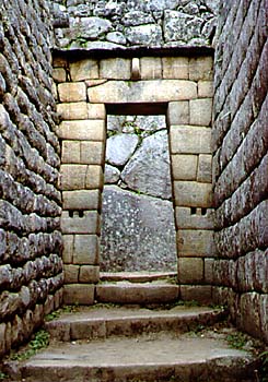 Puerta trapezoidal
                          de los incas