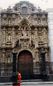 Lima,
                  iglesia barroco colonial racista contra otras
                  culturas: San Agust�n, fachada
