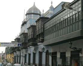 Lima, casa en estilo rococ� colonial
                            Casa de Oquendo, fachada