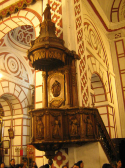 Lima, iglesia de San Francisco, p�lpito
                            para discursos morales contra las energ�as
                            naturales de los hombres y de las mujeres, y
                            un s�mbolo para la inquisici�n