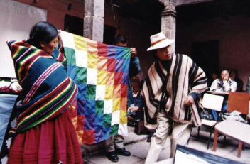 Ind�genas de Cusco con bandera incaica,
                            saben mucho de lo que los blancos con su
                            "civilizaci�n" no tienen ninguna
                            idea. Es un arte vivir de la manera
                            natural...