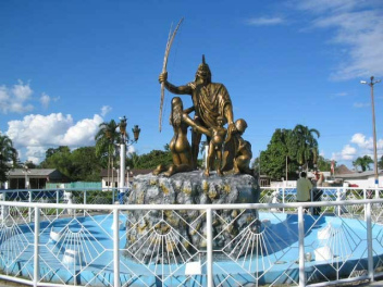 Atalaya en la selva del Per�, Plaza Juan
                        Santos Atahualpa con monumento 01
