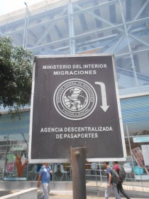 Grässlicher Gutierrez-Kreisel (óvalo
Gutierrez) im grässlichen Miraflores in
Lima, da steht eine winzige Tafel, um auf
das Migrationsministerium im Untergrund
hinzuweisen Grässlicher
Gutierrez-Kreisel (óvalo Gutierrez) im
grässlichen Miraflores in Lima, da steht
eine winzige Tafel, um auf das
Migrationsministerium im Untergrund
hinzuweisen