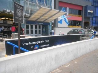 Grässlicher Gutierrez-Kreisel (óvalo
Gutierrez) im grässlichen Miraflores in
Lima, das ist die versteckte Treppe zum
Migrationsministerium, Rampen gibt es NICHT Grässlicher Gutierrez-Kreisel (óvalo
Gutierrez) im grässlichen Miraflores in
Lima, das ist die versteckte Treppe zum
Migrationsministerium, Rampen gibt es NICHT