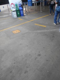 Grässlicher Gutierrez-Kreisel (óvalo
Gutierrez) im grässlichen Miraflores in
Lima: Hier arbeitet das
Migrationsministerium im Untergrund auf den
Parkplatzmarkierungen des Parkhauses 06 Grässlicher Gutierrez-Kreisel (óvalo
Gutierrez) im grässlichen Miraflores in
Lima: Hier arbeitet das
Migrationsministerium im Untergrund auf den
Parkplatzmarkierungen des Parkhauses 06