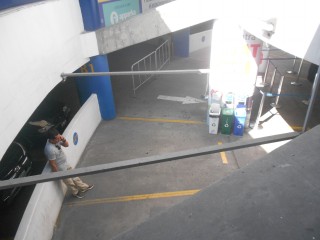 Grässlicher Gutierrez-Kreisel (óvalo
Gutierrez) im grässlichen Miraflores in
Lima: Hier arbeitet das
Migrationsministerium im Untergrund auf den
Parkplatzmarkierungen des Parkhauses 07 Grässlicher Gutierrez-Kreisel (óvalo
Gutierrez) im grässlichen Miraflores in
Lima: Hier arbeitet das
Migrationsministerium im Untergrund auf den
Parkplatzmarkierungen des Parkhauses 07