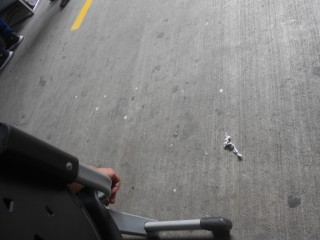 Feo �valo Gutierrez en feo
                                Miraflores: El Ministerio de Migraciones
                                en el s�tano deja esperar sus cliente en
                                un piso de concreto con chicles y basura
                                01