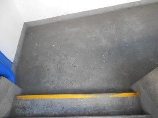 Feo �valo Gutierrez en feo Miraflores:
                            El Ministerio de Migraciones en el s�tano de
                            un parking deja pasar todos los clientes por
                            escaleras con chicles 02