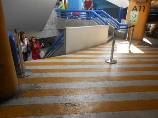 Feo �valo Gutierrez en
                            feo Miraflores: El Ministerio de Migraciones
                            en el s�tano de un parking, con otras
                            escaleras FALTAN rampas!
