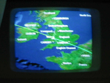 Landkarte mit Flugzeugposition �ber
                          England vom Monitor im Flugzeug (leider
                          unscharf)