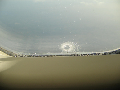 Kristallbildung am Flugzeugfenster 02