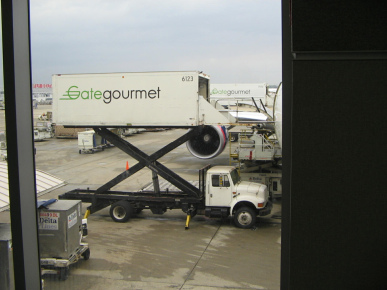 Aeropuerto Atlanta, cami�n de
                          alimentaci�n con plataforma elevadora 01
