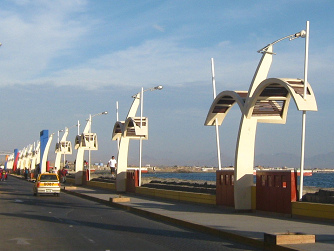 Chimbote, el malec�n Grau con bancos
                              con techos como palomas con la vista al
                              mar
