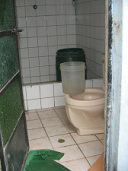 Toilette und Dusche mit Tanksystem
                              und K�bel