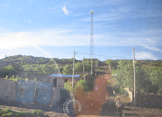 Aussenquartier von Ayacucho mit Funkturm
                        und Feldweg
