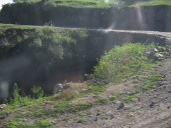 Feldweg mit Abgrund