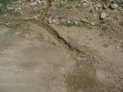 Improvisierte Rinne im Feldweg