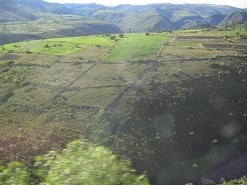 Campos y cordilleras andinas al pendiente enfrente