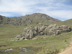 Grasberge mit Gesteinsformationen