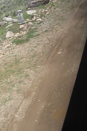 Hilera de baches y una piedra miliar 217